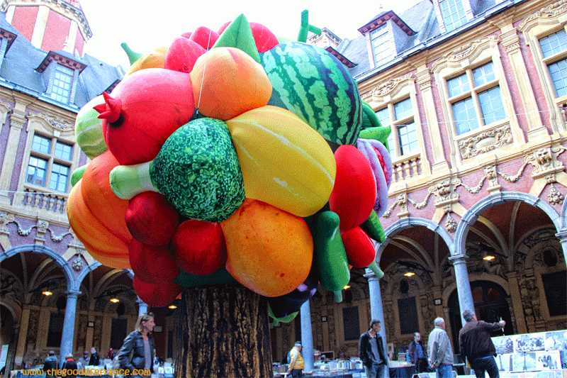 lille3000-inflatable-sculpture-at-the-Vielle-Bourse